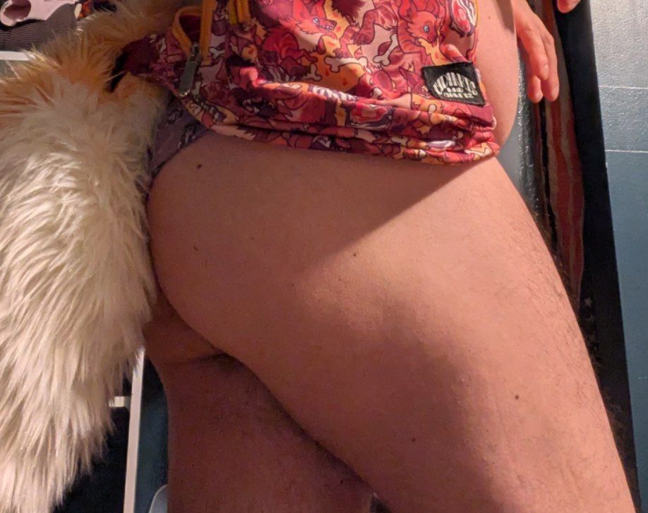 Zoom in on the butt and thigh area