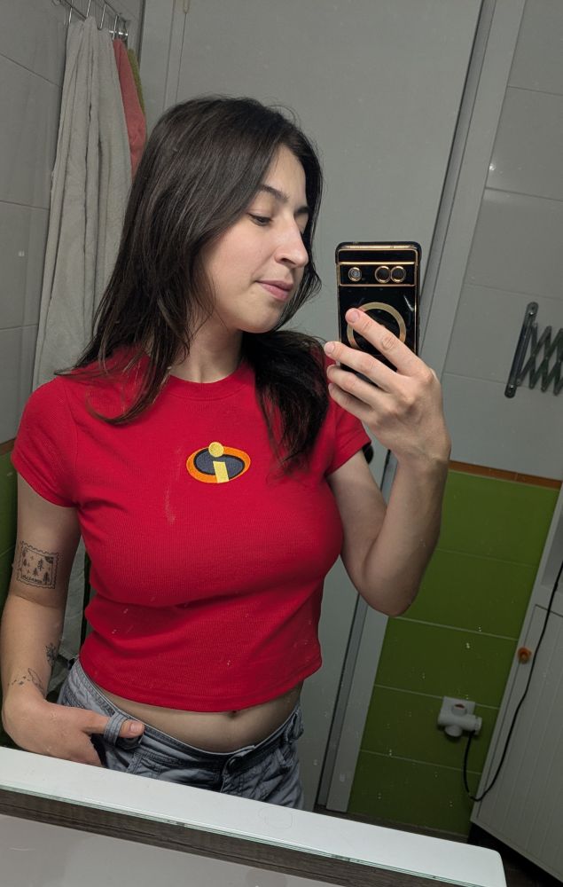 Yo bien wapita con un top chulisimo de los increíbles (rojo con la i del logo bordado, super chachi)