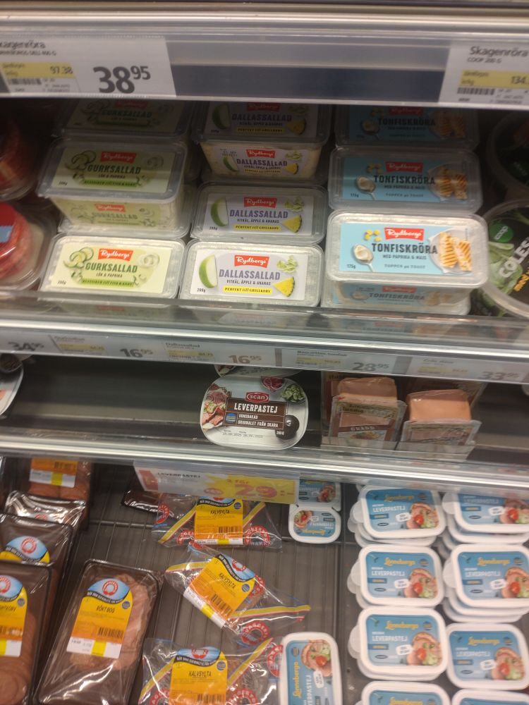 En køledisk fra et svensk supermarked. Blandt tonfiskröra og leverpostej findes dallassallad.