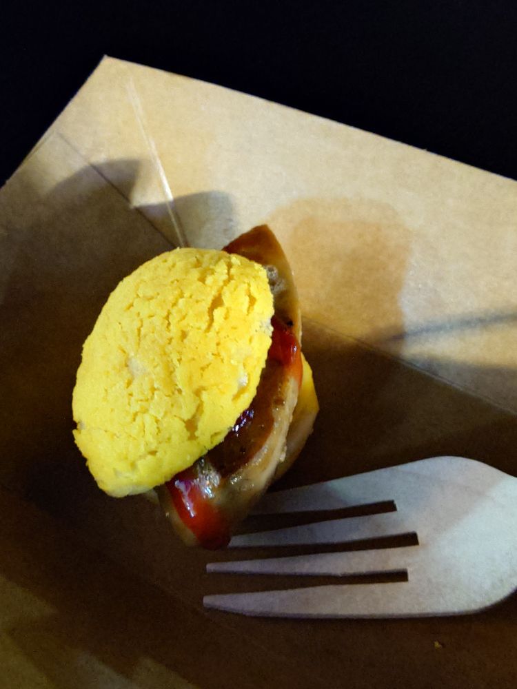 パイナップルパンのバンズでサンドしたホアグラ。一口サイズ。