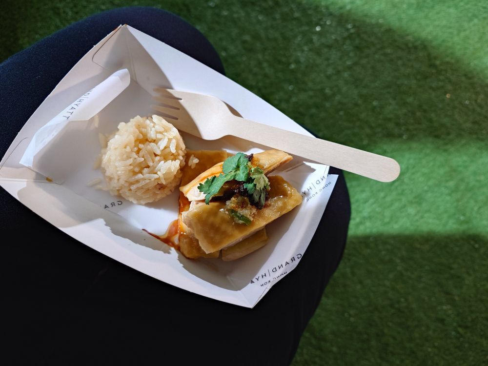 海南雞飯、2トークンつまり50ドル。