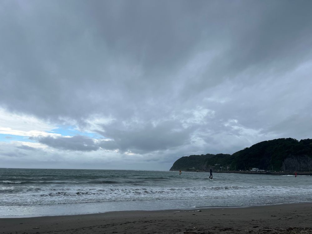 曇りの逗子海岸
