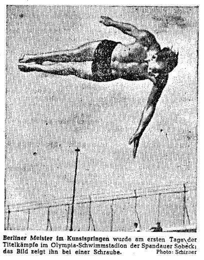 Berliner Meister im Kunstspringen wurde am ersten Tage der Titelkämpfe im Olympia-Schwimmstadion der Spandauer Sobeck; das Bild zeigt ihn bei einer Schraube. Photo: Schirner