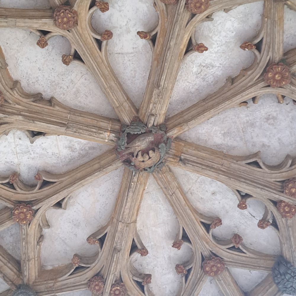 A photo of the full wheel-shaped pattern with the bird and nest in the centre and flowers near the end of each 