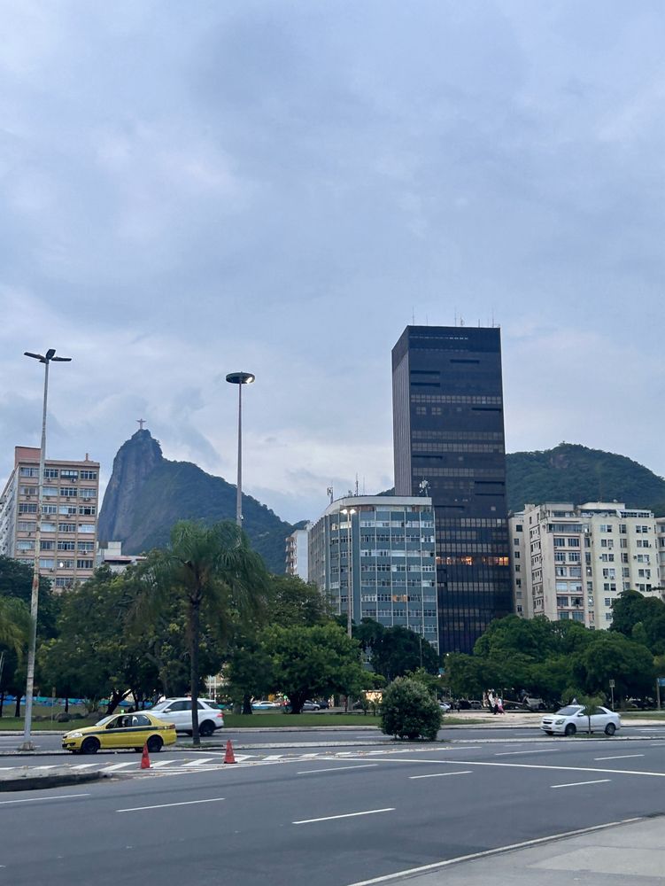 prédio todo preto. cristo redentor atrás 
