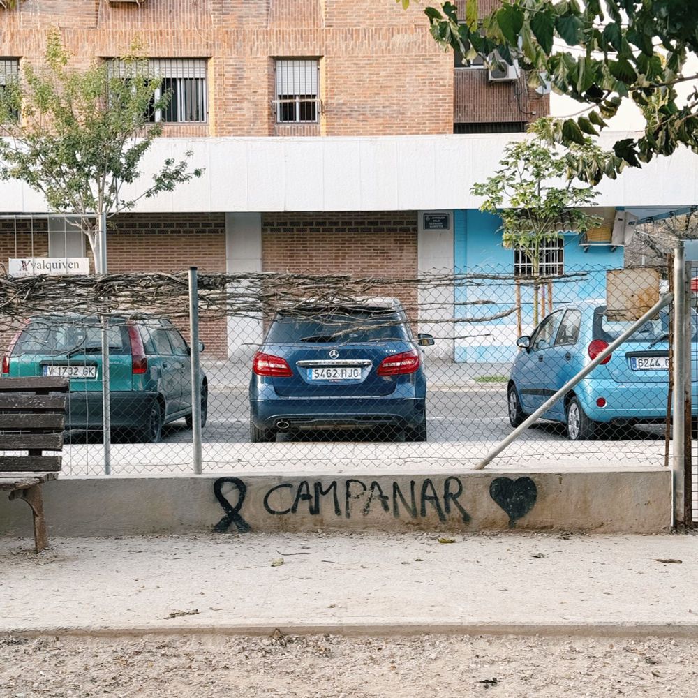 Tag de ruban noir et cœur pour la ville de Campanar après la dana à València 