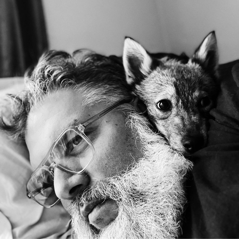 Un chiot dormant sur son maître