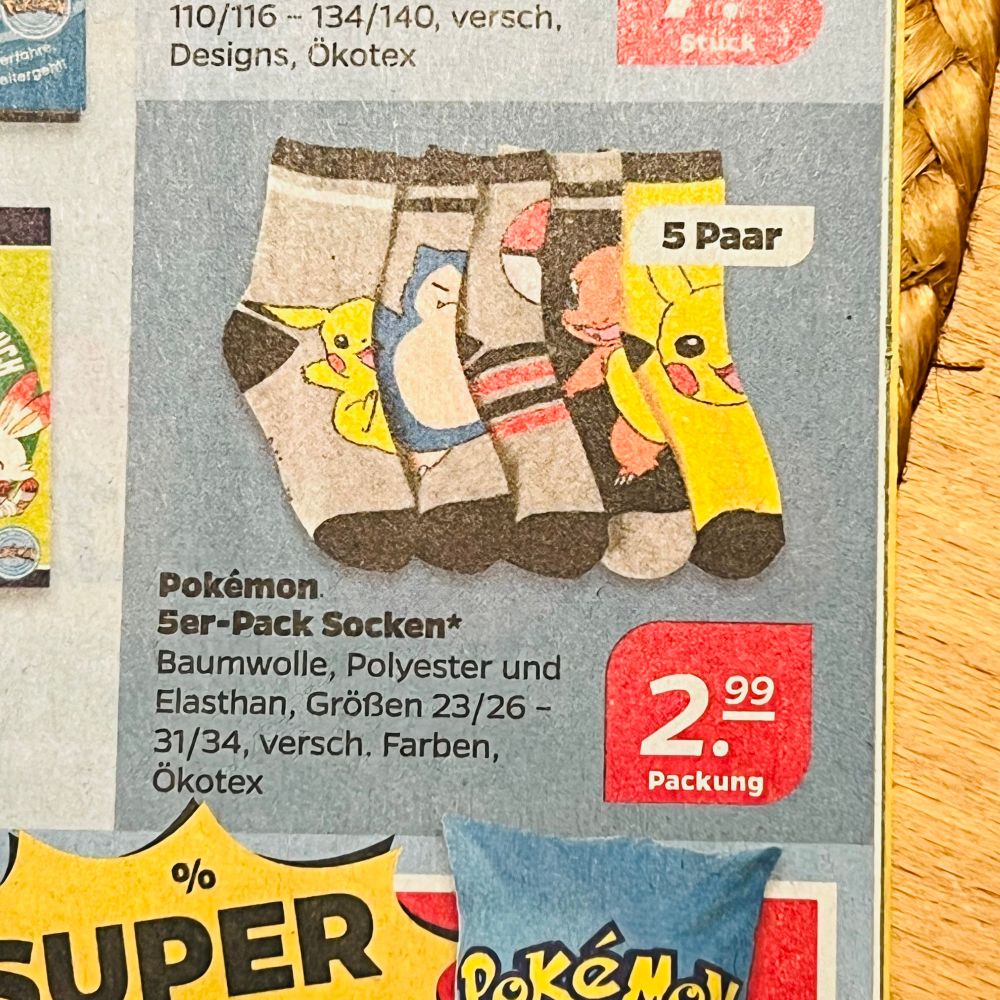 Eine Anzeige für Socken mit Pokémon-Go-Figuren