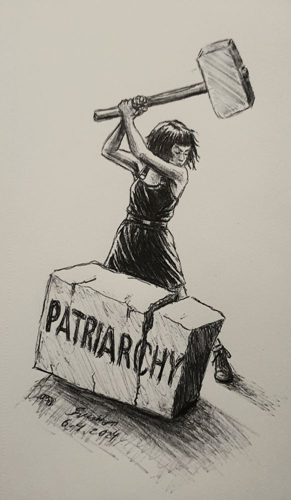 Junge Frau zerschlägt mit großem Hammer einen dicken Steinblock, auf dem "Patriarchy" steht. 