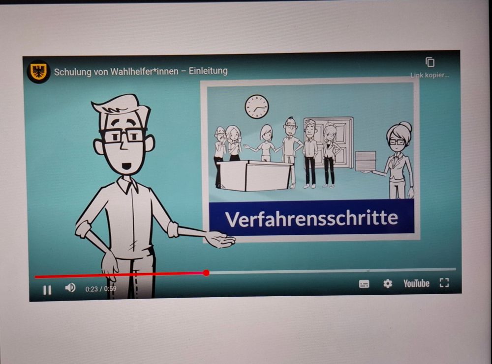 Screenshot eines Schulungsfilms für Wahlhelfer:innen.