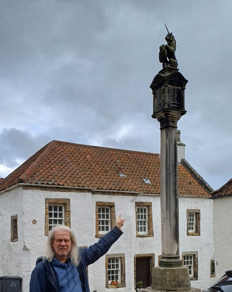I'm pointing at a unicorn atop a column in Culross. For some reason, I'm not a fan of unicorns. Or elves. Or rhubarb. None of it makes sense. 
