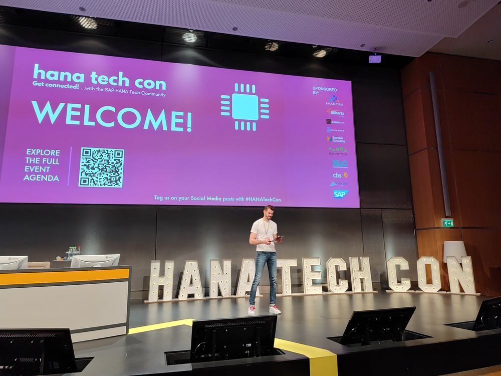 Thomas Hammer welcomes the HANA tech con attendees 