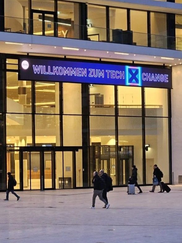 Foto vom CCH - Congress Center Hamburg mit dem Banner Willkommen zum TechXchange