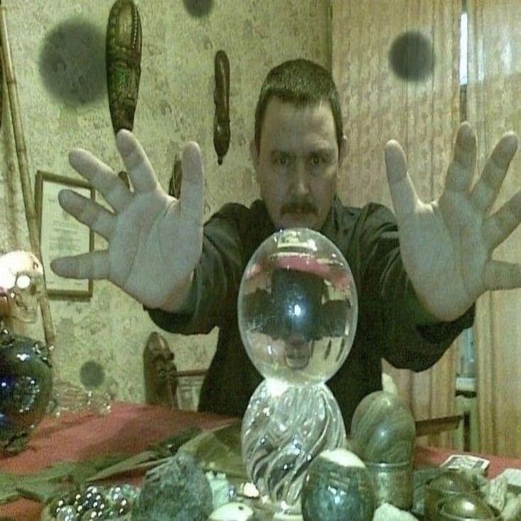 un mec avec sa boule magique 