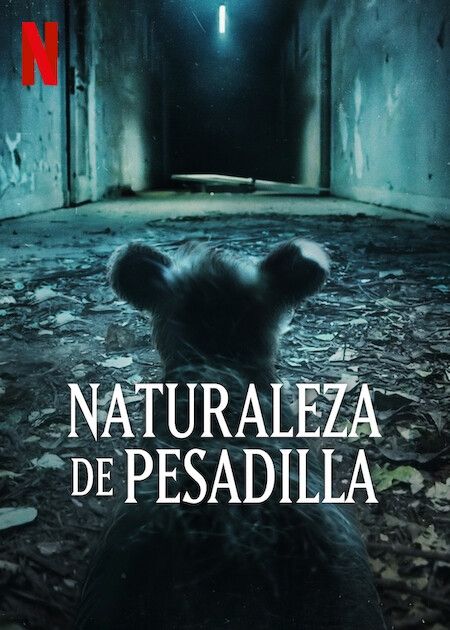 En primer plano aparece una zarigüeya desde atrás adentrándose en un pasillo oscuro del laboratorio iluminado solo con un neón.