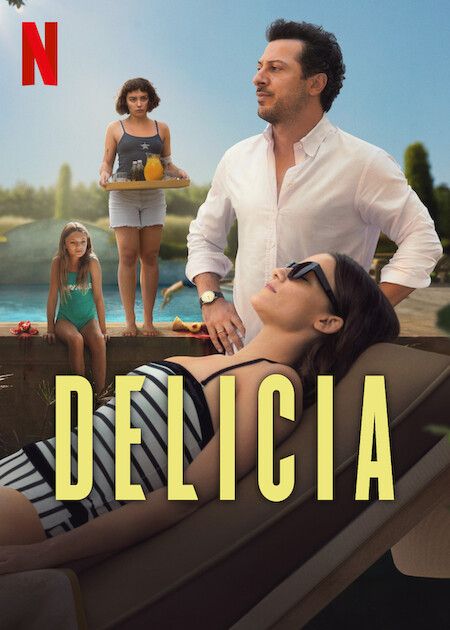 Una mujer toma el sol en una tumbona con su marido al lado de pie, su hija sentada al borde de la piscina y una chica con el desayuno servido en una bandeja.