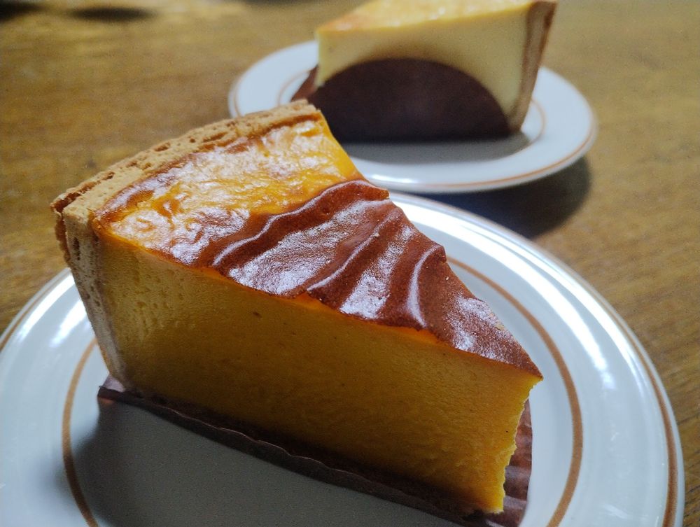 モリヨシダ、フランポティロンの奥にフランヴァニーユ。タルト生地を使ったカスタードクリームのケーキ。斜め手前から撮ったところ。ポティロンはカボチャペーストを練り込んだフラン。