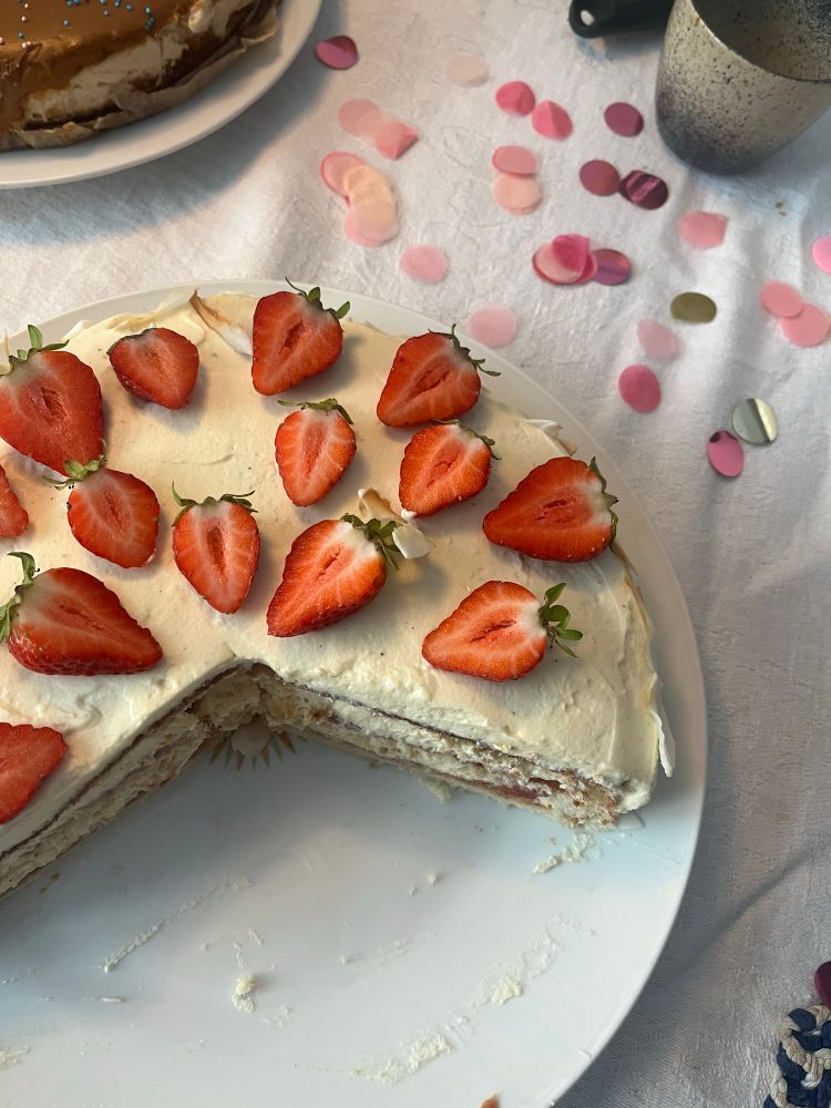 Erdbeertorte auf einem Tisch mit Konfetti