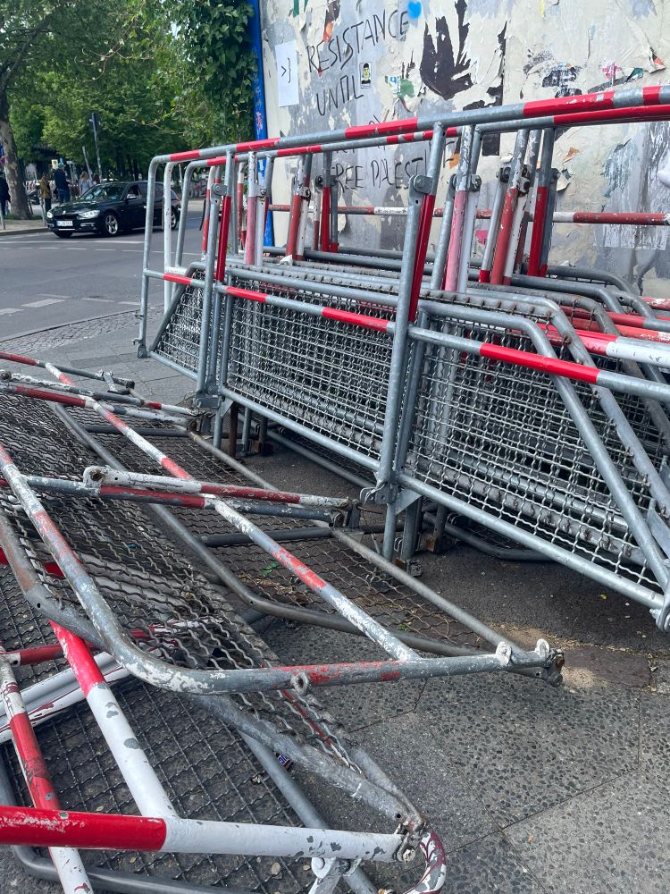 Absperrgitter an einer Straßenecke