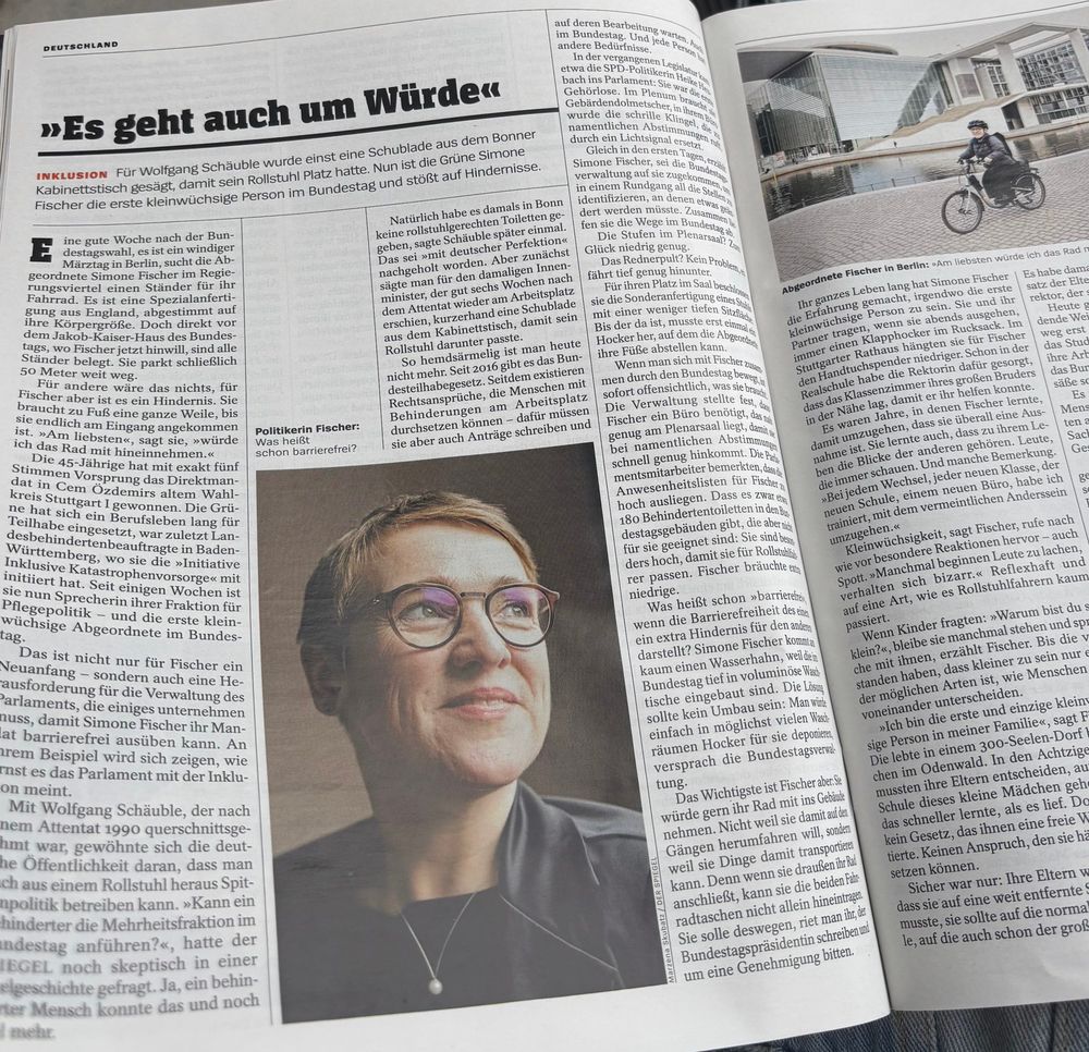 Das Bild zeigt einen Ausschnitt der Print-Ausgabe des 2-seitigen Spiegel-Artikels mit der Überschrift "Es geht auch um Würde" mit einem Foto Portrait von Simone Fischer und einem Foto mit Simone Fischer wie sie mit dem Fahrrad in Berlin fährt.
