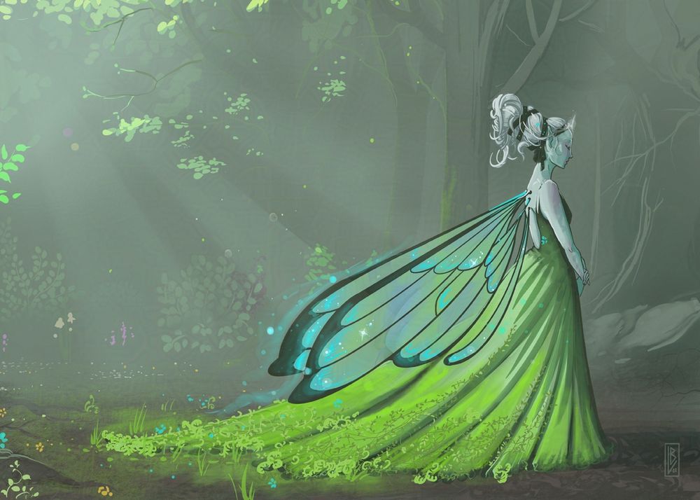 une fée pourvue d'ailes et d'une  robe végétalisée s'avance en marchant dans un sous bois. Sur son passage, les plantes semblent bourgeonner. La fée  a une peau d'un bleu pâle, des cheveux gris/blanc et une coiffure élaborée. Elle  est de profil et tient ses bras devant elle. Ses paupières son baissées.
