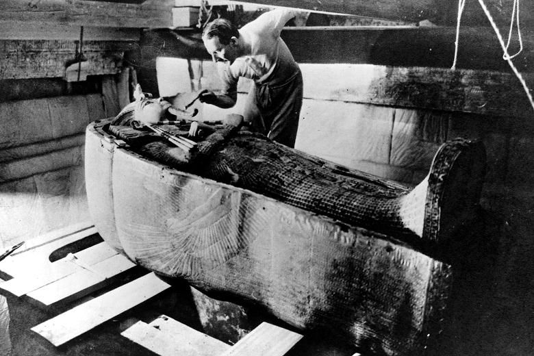 Archaeologist Howard Carter in King Tutankhamen's tomb in November 1922. (Public Domain / Photo by Harry Burton for the New York Times.) 