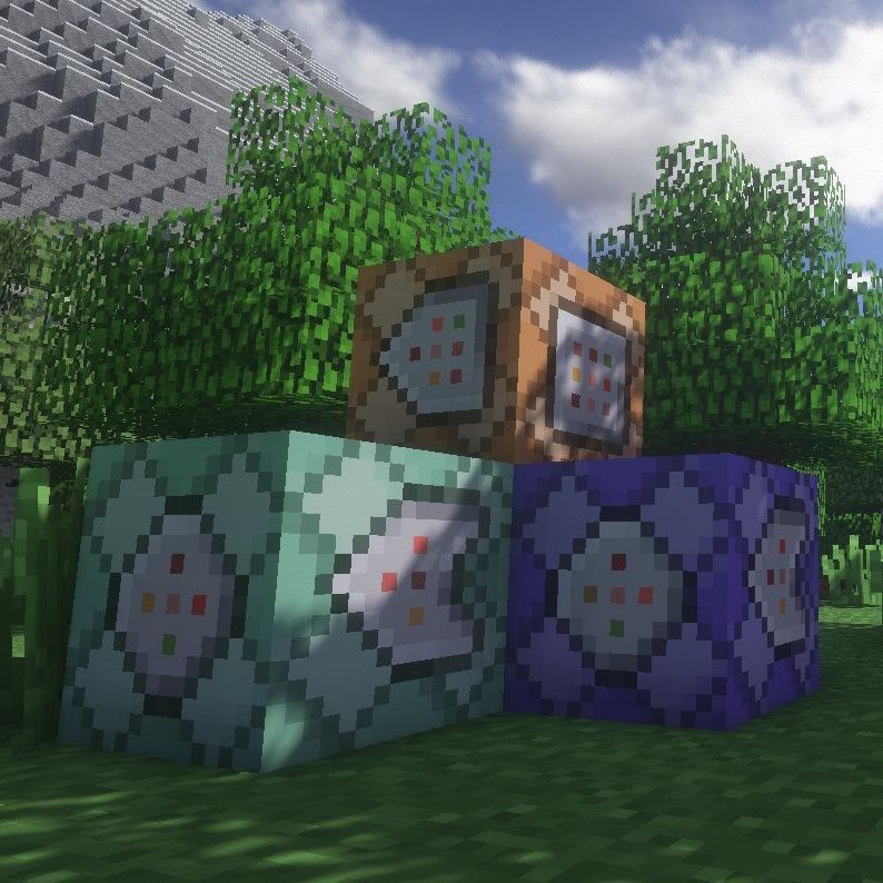 Minecraft-Screenshot verschiedener, übereinandergestapelter Commandblöcke in der freien Natur bei Tag