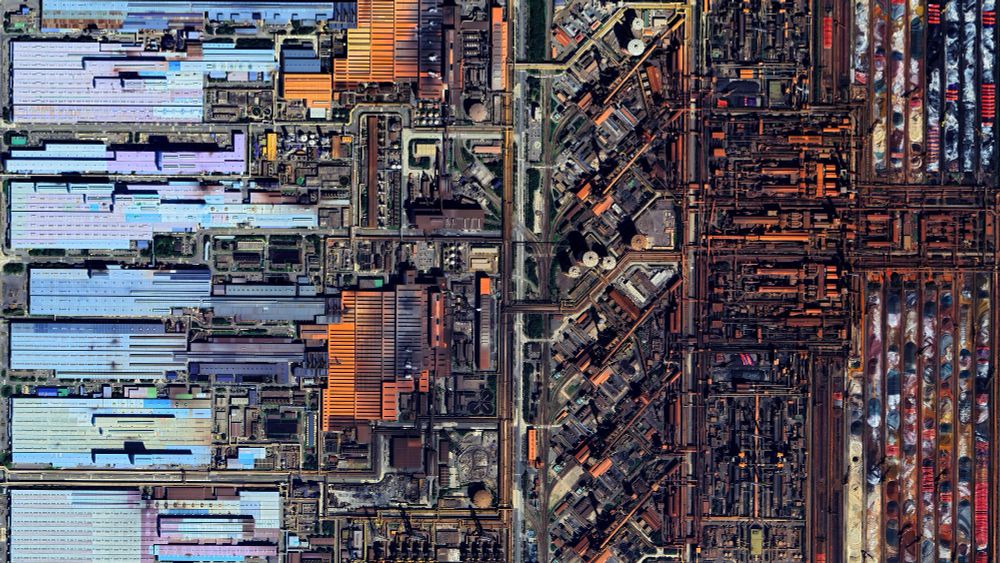 Gwangyang industrial complex - South Korea
a huge metalwork complex seen from above. from right to left we can see the raw ore, then metal foundries, then more plants and the big hangars in which the end product is probably stockpiled