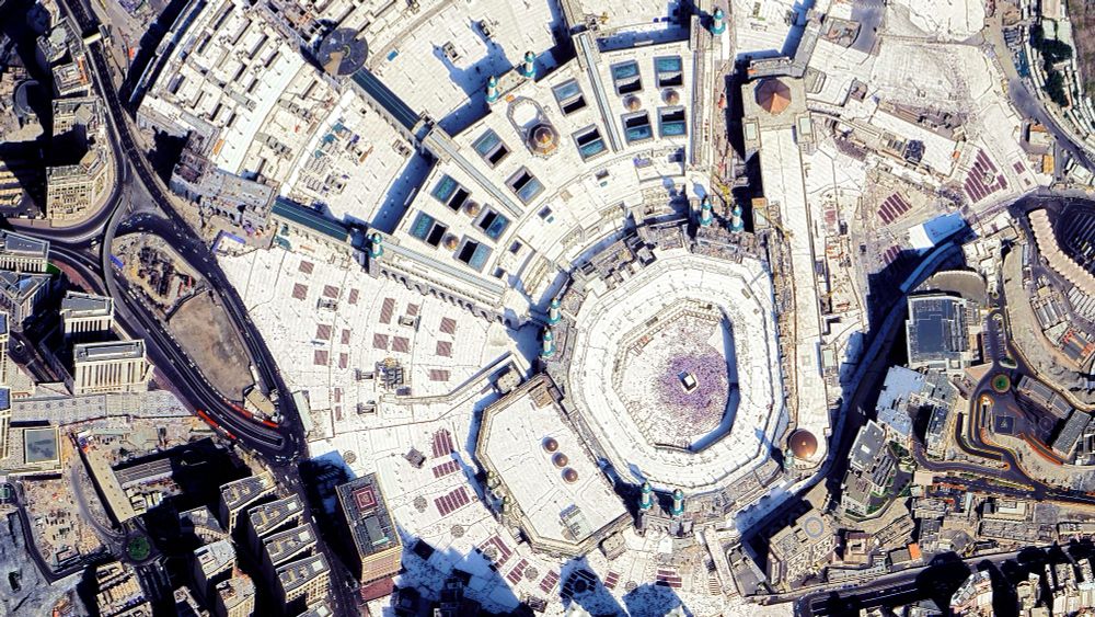 Same picture but zoomed in on the Kaaba