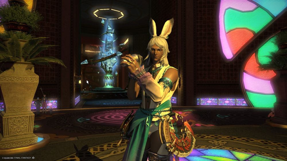 シェイカーを振る肌チラ系ダンサー