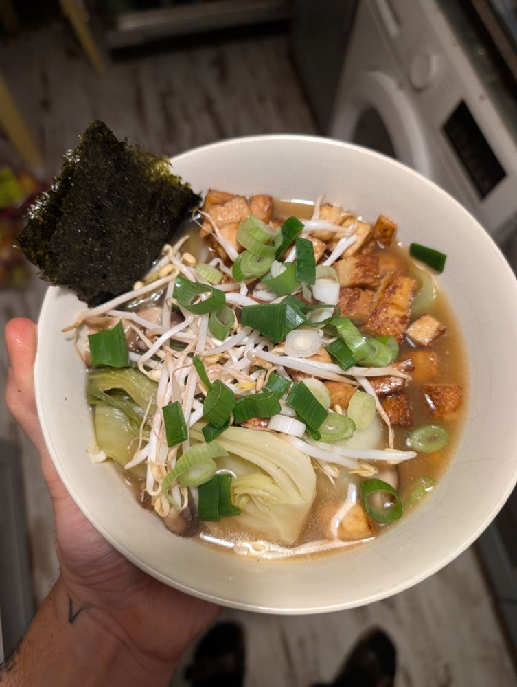 Eine Schüssel Miso Ramen mit Räuchertofu, Pak Choi, Karotten, Frühlingszwiebeln und Sprossen sowie Nudeln