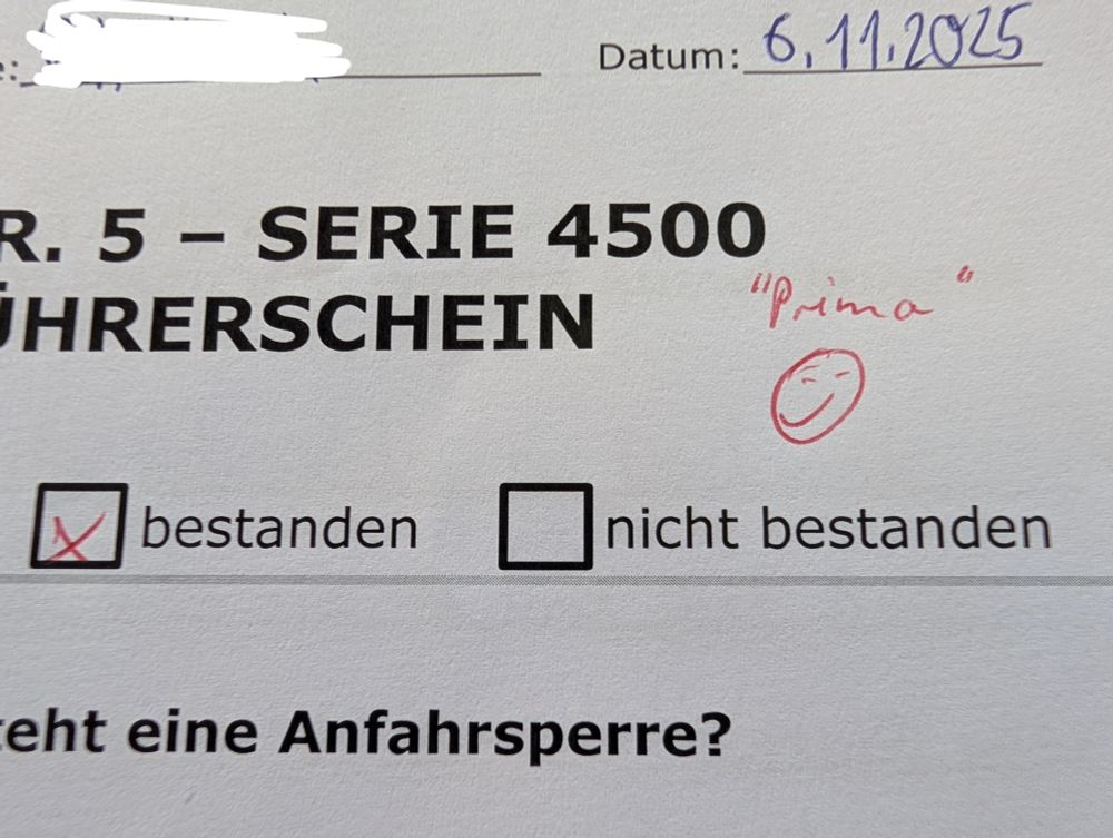 Leistungstest angekreuzt bestanden mit einem händischen Zusatz "Prima" und Smiley