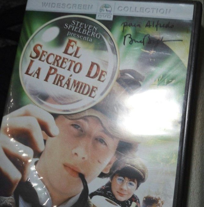 Caratula dvd El secreto de la pirámide. Con autógrafo de Bruce Broughton.