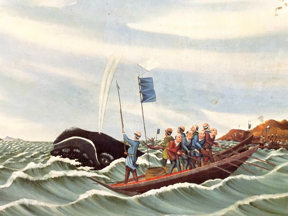 司馬江漢
《捕鯨龱》
1794（寛政6）年 

Wikipediaより抜粋
"司馬江漢は、江戸時代の絵師、蘭学者。中国（清）より伝わった南蘋派の写生画法や西洋絵画も学んで作品として発表し、日本で初めて腐蝕銅版画を制作した。
源内と接点があり、彼を通じて前野良沢や小田野直武に師事したとも言われている。日本における洋風画の開拓者として重要な画家。"




"見る者を船酔いに引きこむほどの臨場感。潮吹く瀬美鯨を追いつめ魚を打とうと肉迫するスペクタクル。現実より小さく描かれた前景の舟は漁師9人を乗せ、まことにあやうい。江漢が実景に接したのは1788（天明8）年12月16日、空は晴れ。寒風は雲を走らせ、波をうねらせていた。肥前生月島で体験した興奮を、時としては最高最新の西洋画で活写した。「鯨の波濤之中に飛動するを見る。即、筆を採り、其趣を写す。而今茲図す所者、西洋之画法を倣う」と迫真性（当時のことばでいう写真）を誇示した江漢の面目躍如たるものがある。"