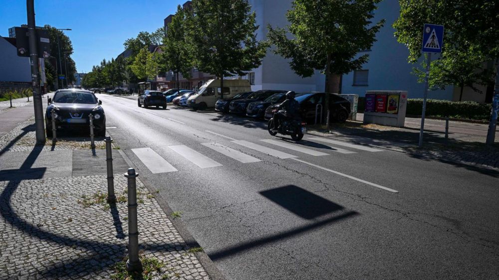 Nachdem ein 84-jähriger Autofahrer auf einem Zebrastreifen eine Mutter und ihren Sohn angefahren hat, stirbt das Kind an den Folgen. Der Vorfall entfacht eine emotionale Debatte.