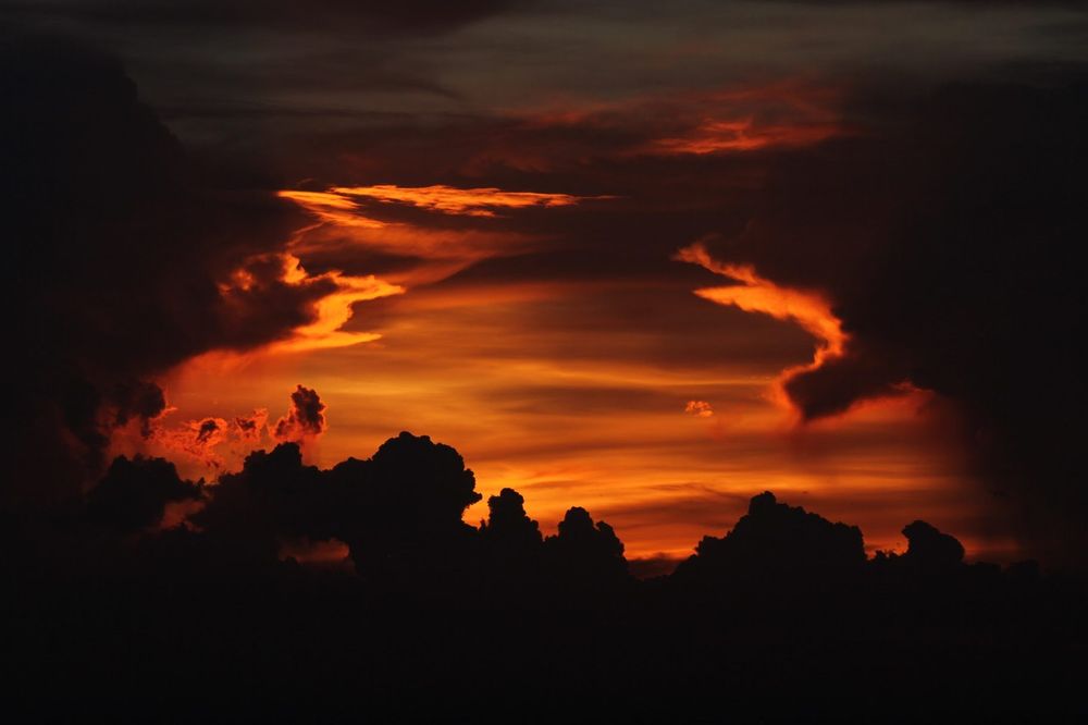 Rot leuchtende Wolken