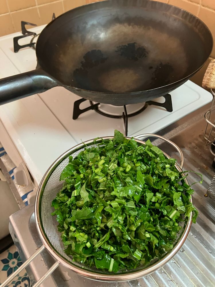 ざるに盛られた刻んだかぶの葉の写真