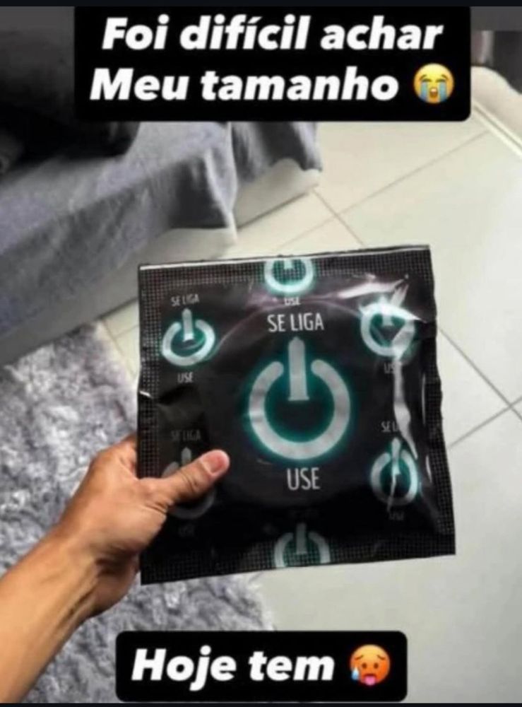 Homem segurando camisinha do tamanho de uma melancia com os dizeres: Foi dificil achar meu tamanho 😭
Hoje tem 🥵