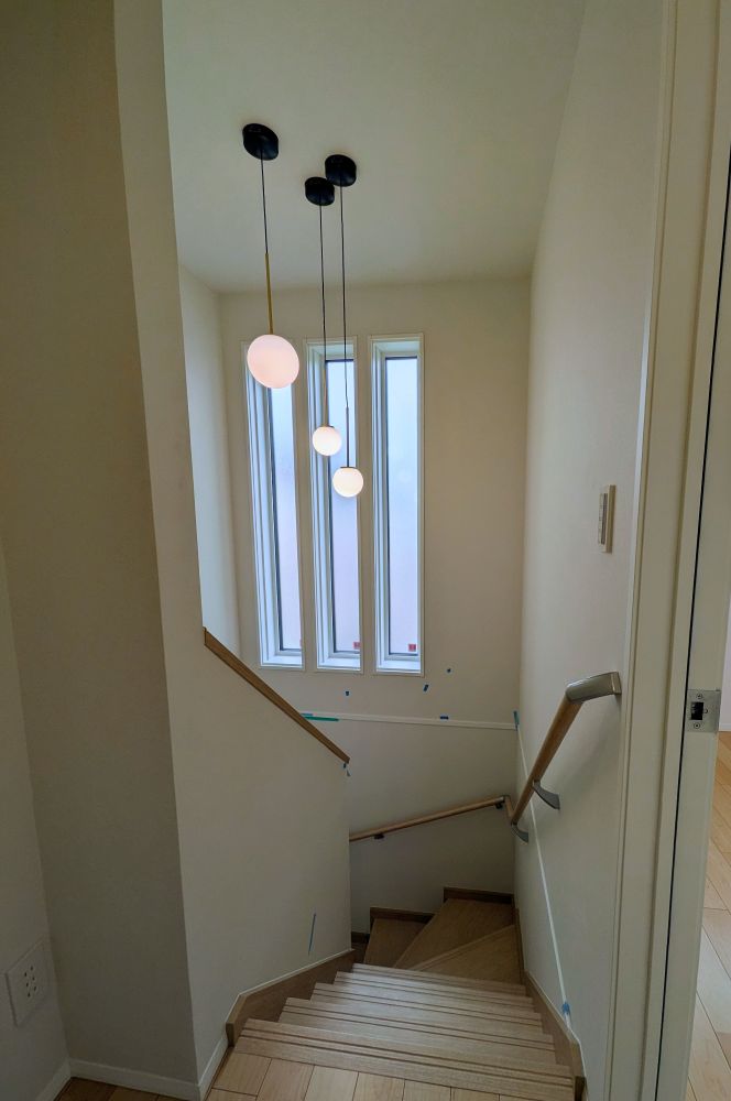 階段と、ボール型のペンダントライト