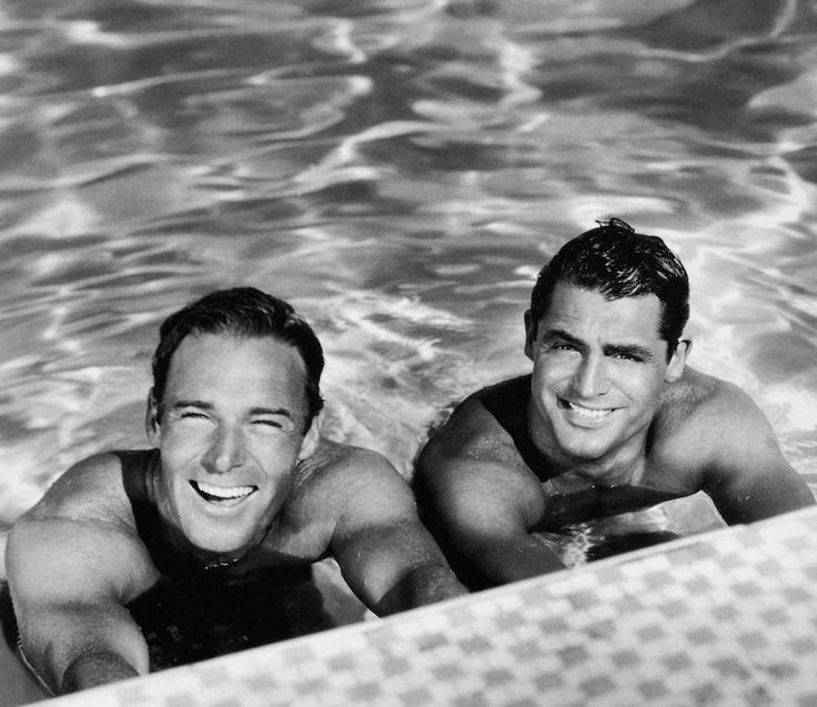 Randolph Scott e Cary Grant lado a lado na beira da piscina
