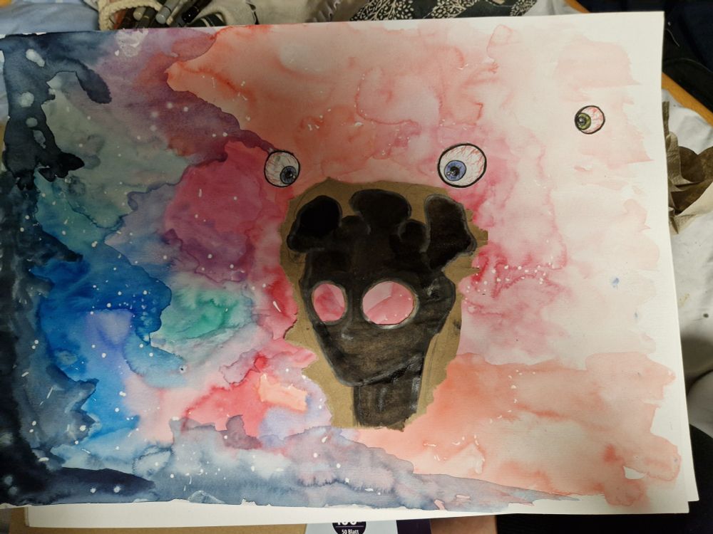 Schwarzer Aquareelkopf auf abgerussenen Pack-Papier