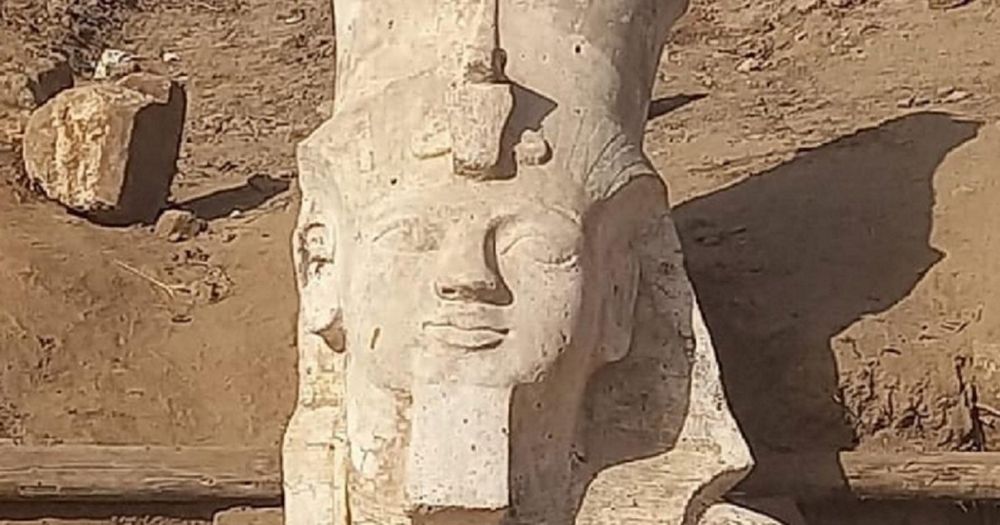 Un énorme fragment d’une statue millénaire de Ramsès II retrouvé en Égypte