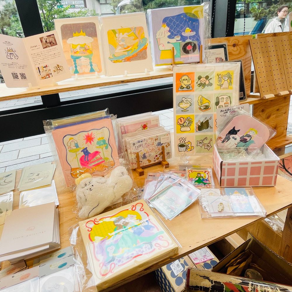 私の物販スペース。
作品集とZINEは別スペースにあります。

This is my space of illustration items. Art book and ZINE are at the other space.