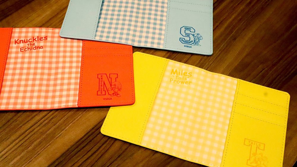 ソニック、ナックルズ、テイルスがデザインされたパスポートケース（内側）