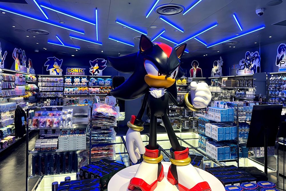 「SEGA STORE TOKYO」シャドウのスタチュー