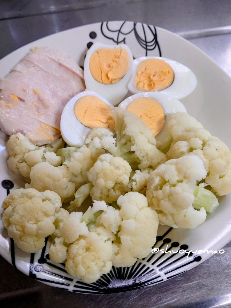 カリフラワー、ゆで卵、サラダチキンの皿