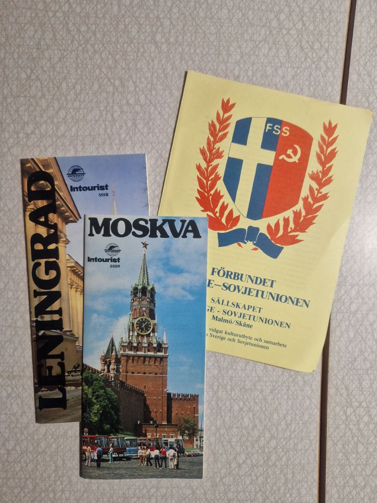 Intourist-broschyrer Moskva och Leningrad.