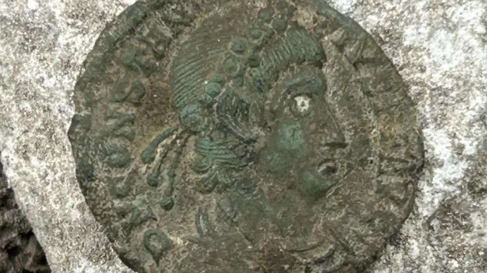 Roman bronze coin of Constantine