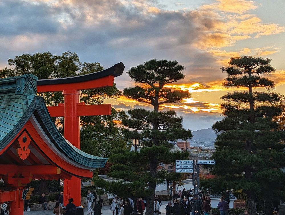 Sunset at the entrance to fushimi Inari shrine