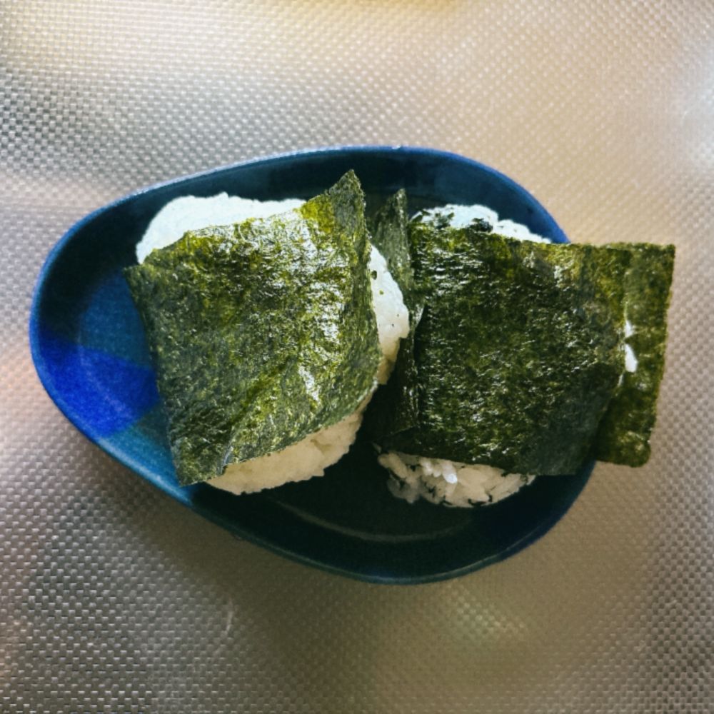 海苔が巻いてあるおにぎりの写真